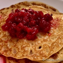 Genuss mit Pfannkuchen und Preiselbeeren