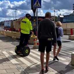 Aha... die Polizei ist mit dem Segway unterwegs... 