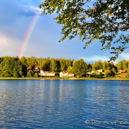 Pausenplatz in Kila - auch ein Regenbogen zeigt sich