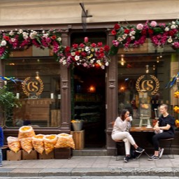 nette Straßencafés laden zum verweilen ein