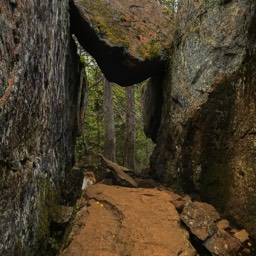 Auf dem Weg zur Schlucht Slattdalsskrevan hängt auch mal ein Felsbrocken zwischen den Wänden...