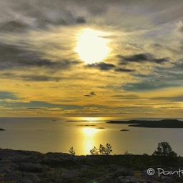 der Sonnenaufgang taucht die Umgebung in ein warmes Licht