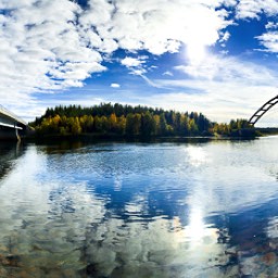 innerhalb weniger Minuten wechselt hier das Wetter von total bewölkt zu blauem Himmel - dabei wechselt der Fluss von total bewegt zu Spiegelung