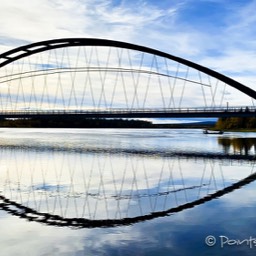 innerhalb weniger Minuten wechselt hier das Wetter von total bewölkt zu blauem Himmel - dabei wechselt der Fluss von total bewegt zu Spiegelung