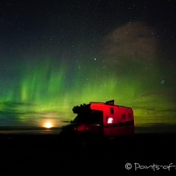 Die Polarlichter tanzen über den Himmel