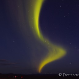 Zum Abschluss der Nacht scheint die Aurora in Aladins Wunderlampe zu gleiten.